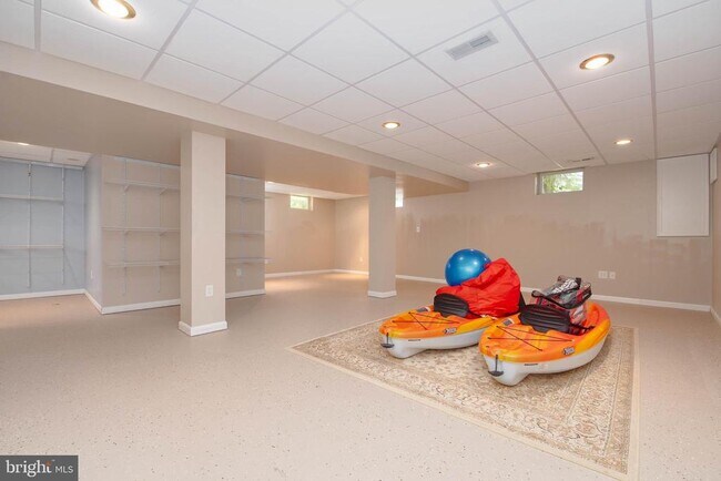 Building Photo - 11 Poplar Grove Ave
