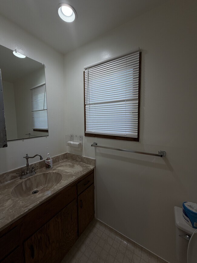 Building Photo - 913 Clover Dr