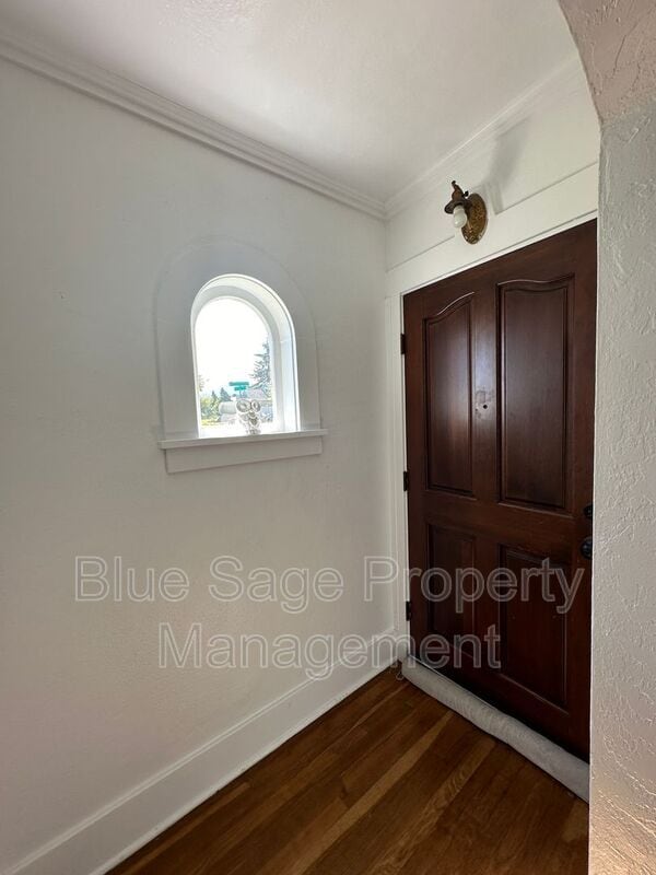 Building Photo - 302 N Albert St