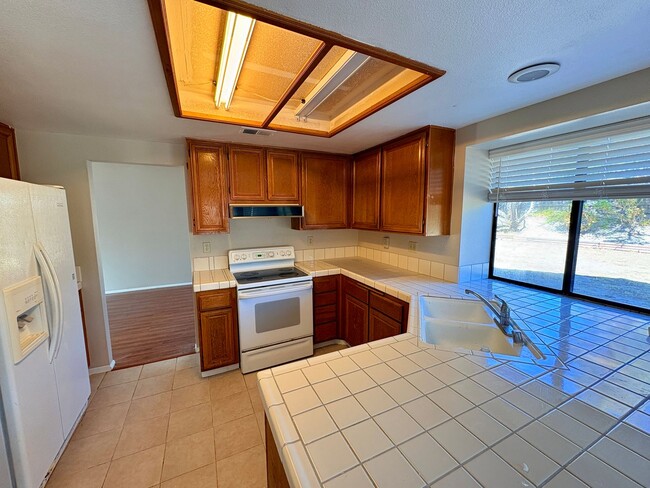 Building Photo - 3BR Oceanside Home Near Alamosa Park and G...