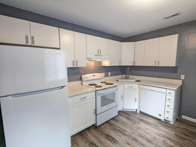 Building Photo - Private Fenced Yard + 3BR Townhome – Great Location!