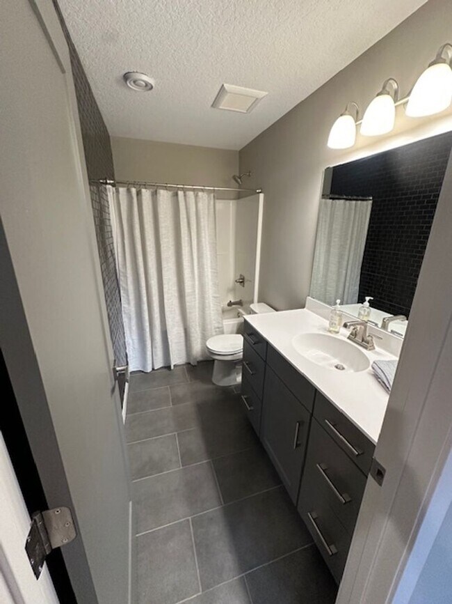 Building Photo - 5 bedrooms 3 bathrooms and a 3-car garage