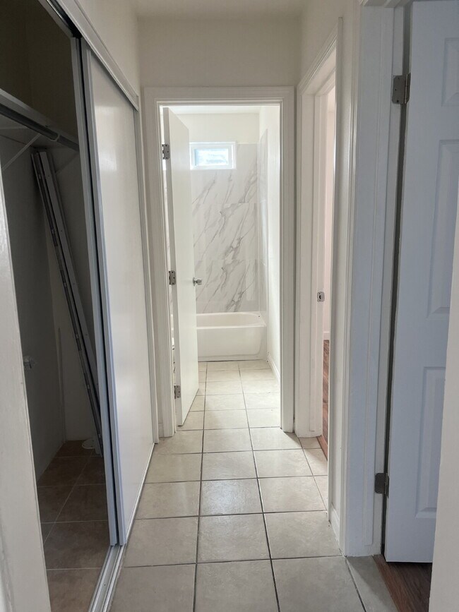 Building Photo - "Charming 2-Bedroom Unit in Oxnard's Heart...