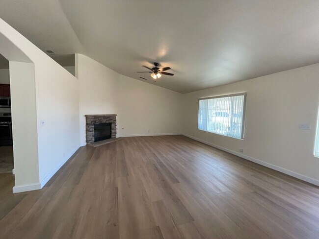 Building Photo - Apple Valley Home in The Vineyards- 3 Bedrooms, 2 Bathrooms, 2 Car Garage, New Flooring