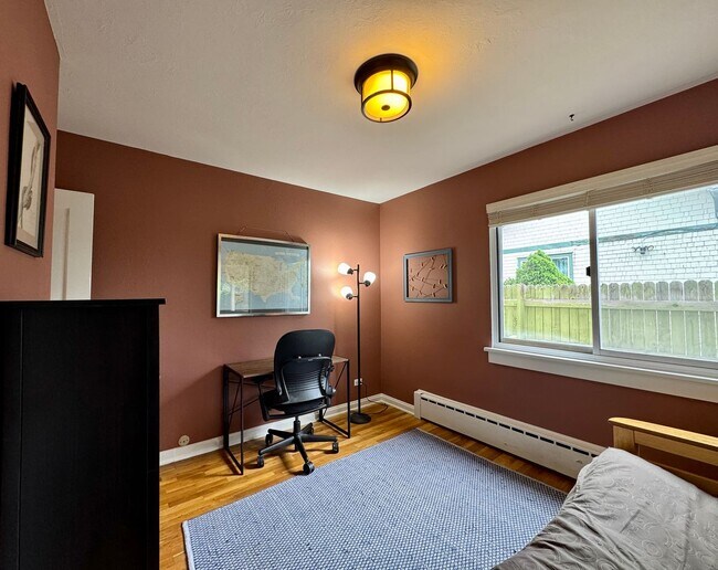 Building Photo - Beautiful 2 Bedroom Ranch Home Furnished o...