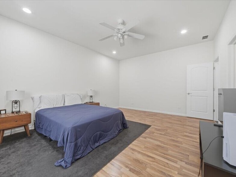 Building Photo - 4115 S Drexel Blvd