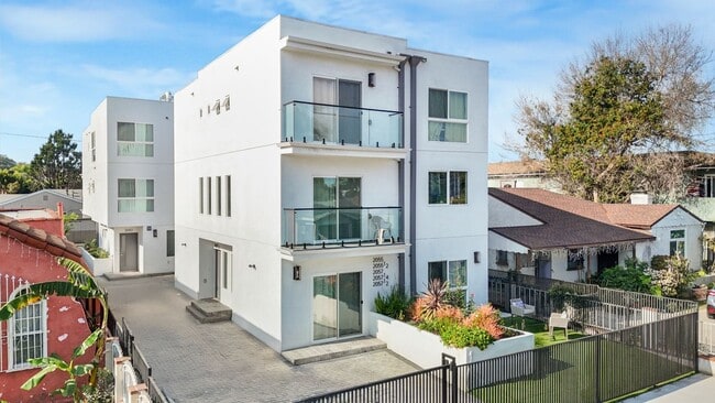 Building Photo - RECENTLY REMODELED TOWNHOME | 4 BED 4 BATH | GARAGE