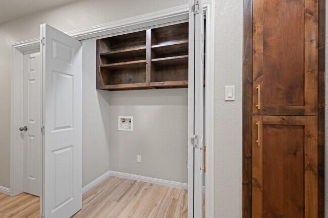 Building Photo - 2 Bed, 2 Bath Duplex