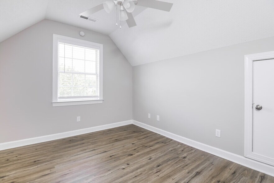 Building Photo - 204 Hunter Way