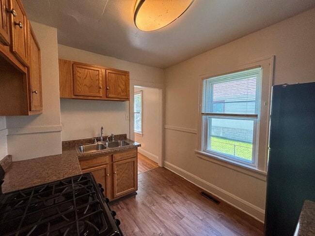Building Photo - Charming 2+ Bedroom Single Family on a gre...