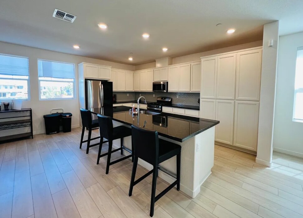 Building Photo - 2451 Lake Club Dr