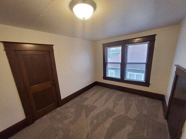 Building Photo - 373 Ahnaip Street