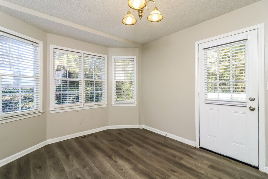 Building Photo - 222 Cove Rd