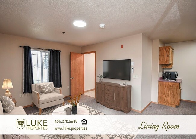 Building Photo - 138 N Sycamore Ave