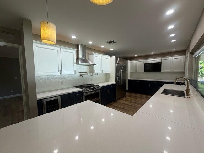 Building Photo - 9225 N Arroya Vista Dr W