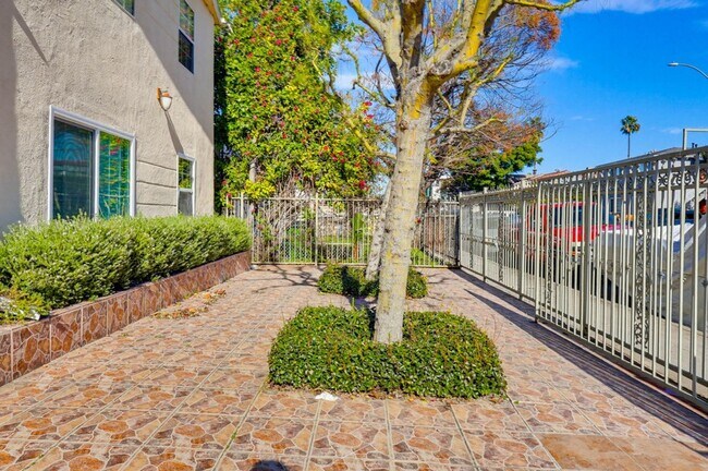 Building Photo - 2425 S Ridgeley Dr