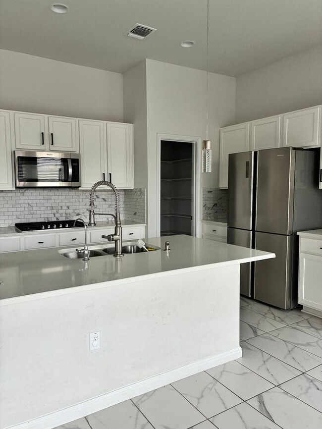 Building Photo - Elegant 6 BR 5 BA Home with Modern Amenities