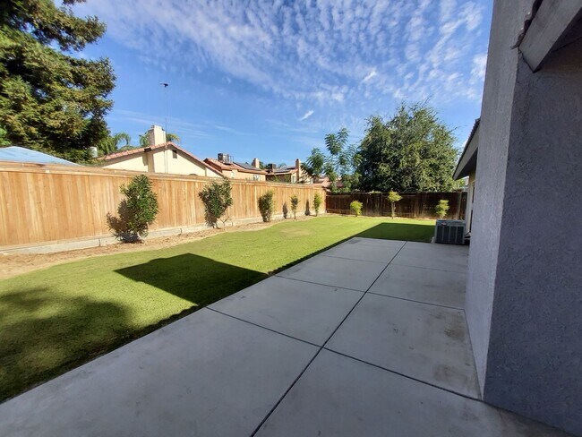 Building Photo - 5615 Sugar Pine Dr