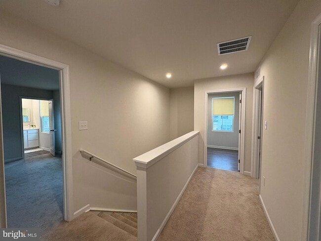 Building Photo - 27003 Greenleaf Dr