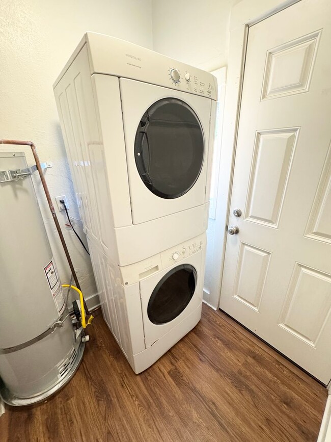 Building Photo - Charming 1 Bedroom 1 Bath Historic Duplex,...