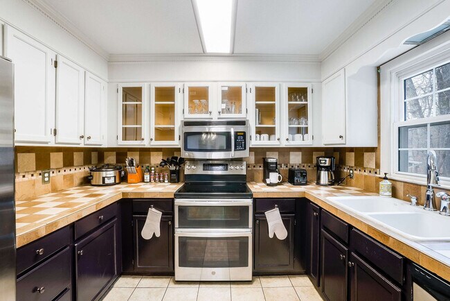 Building Photo - 2964 Hopkins Dr