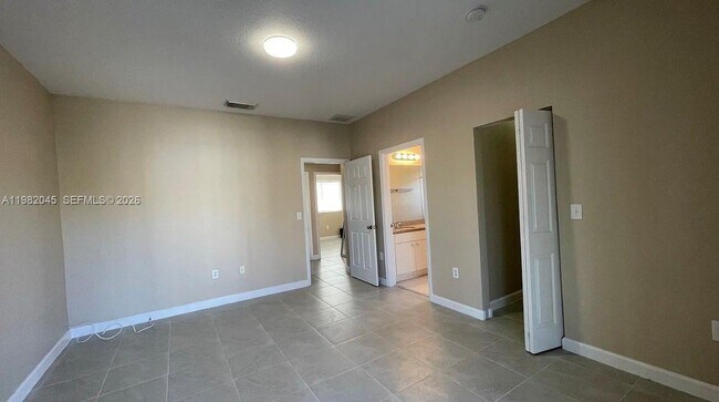 Building Photo - 390 NE 35th Ave