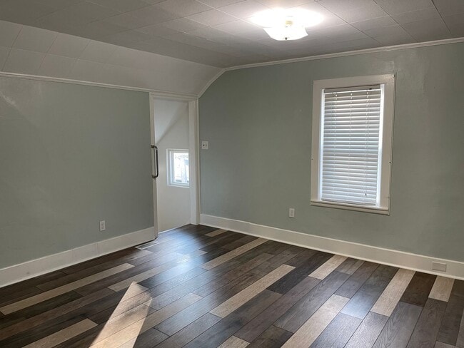 Building Photo - Lovely 4 Bedroom John Ball Park