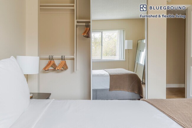 Building Photo - 950 E Hillsdale Blvd