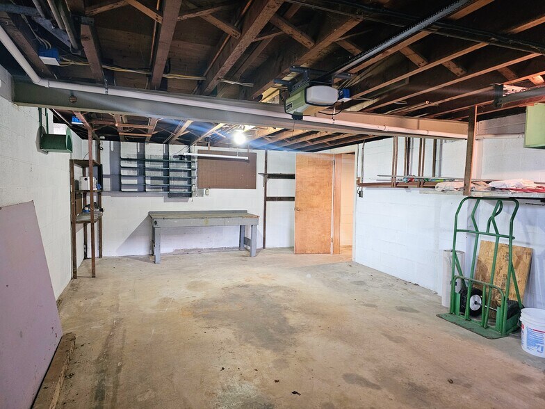 Building Photo - 292 W Main St