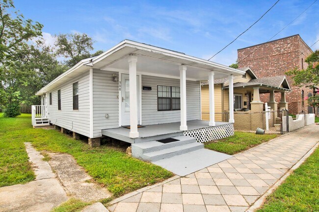 Primary Photo - Downtown Pensacola Home For Rent