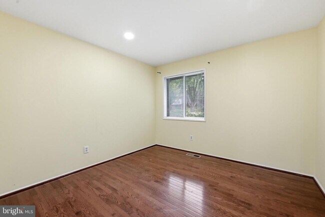 Building Photo - 8811 Burbank Rd