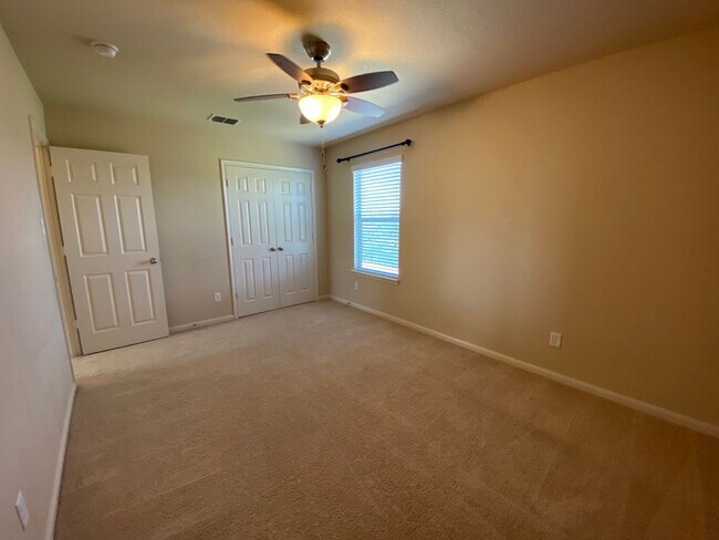 Building Photo - Move In Ready Home in Wolf Creek!