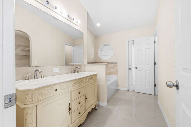 Building Photo - Spacious 3BR Home with Tile Floors & Spa-Like Primary Suite – Marion Oaks