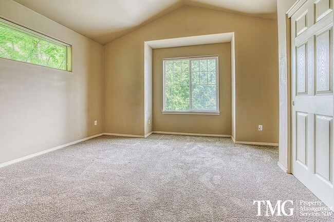 Building Photo - Gorgeous 4-bedroom Townhome with garage and washer / dryer in unit.