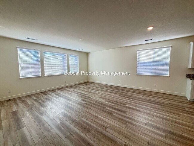 Building Photo - 925 Nelle Dr