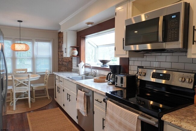 Building Photo - 101 W Meyran Ave