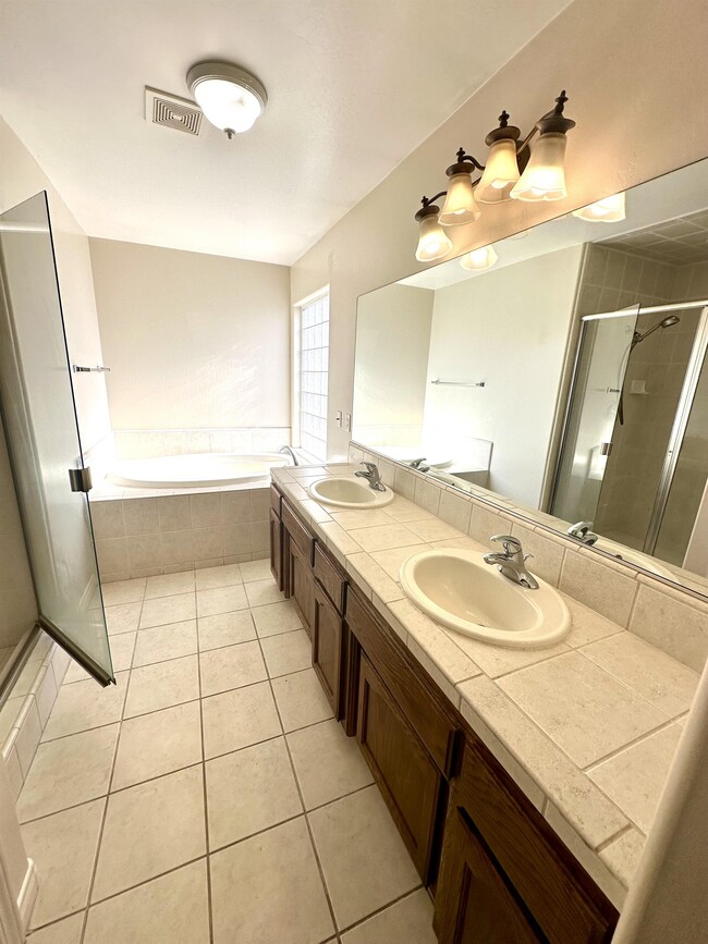 Building Photo - 229 Villa Elegante Dr