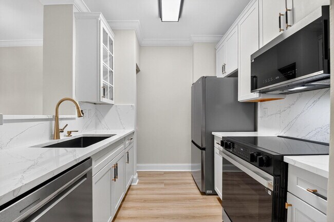 Building Photo - 630 S Sapodilla Ave
