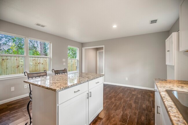 Building Photo - 628 Foster St