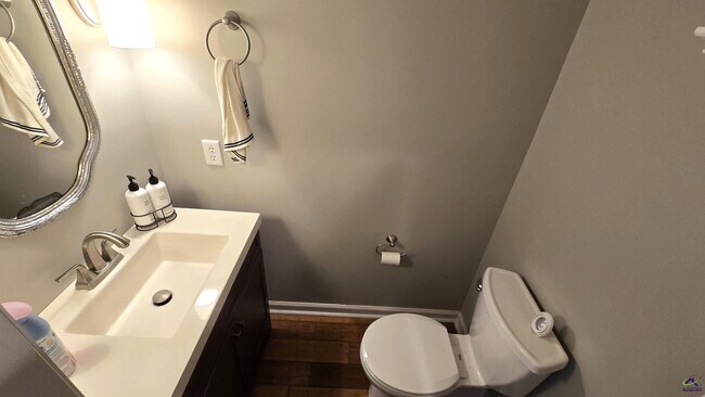 Building Photo - 201 Quail Run Dr