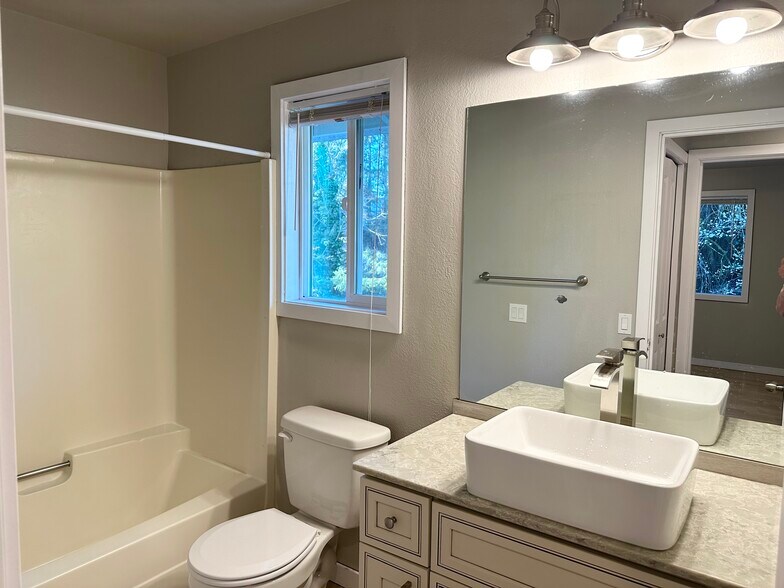 Building Photo - 12713 NE 83rd Ct