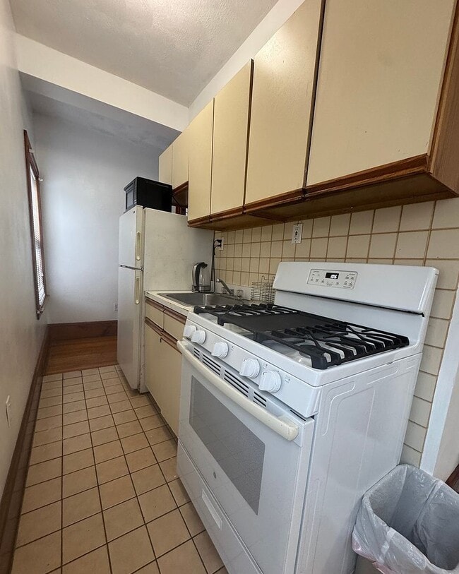 Building Photo - 36 Linden St