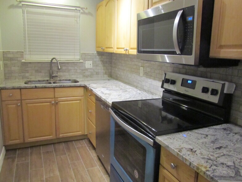 microwave and faucet - 239 W Peach St