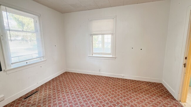 Building Photo - 4 bdrm/1 bath house with garage + large ya...