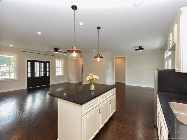 Building Photo - 723 Lindley Dr