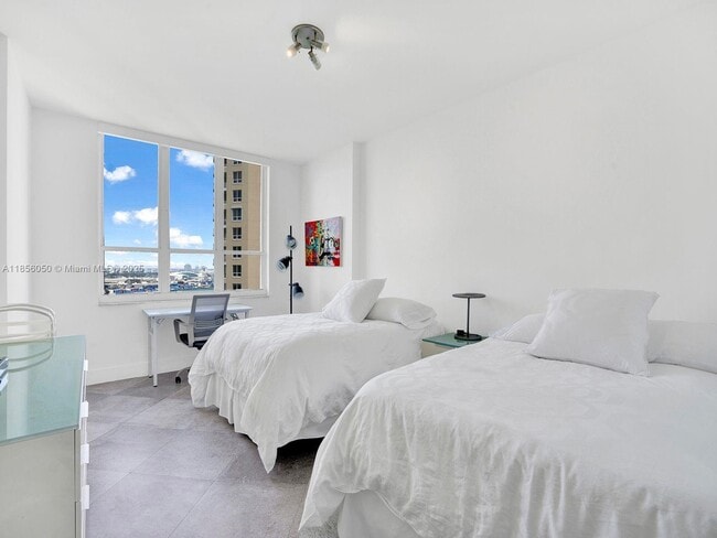 Building Photo - 888 Brickell Key Dr