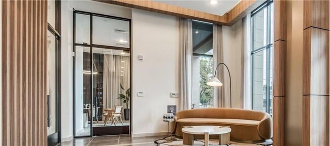 Building Photo - 2928 Oak Lawn Ave