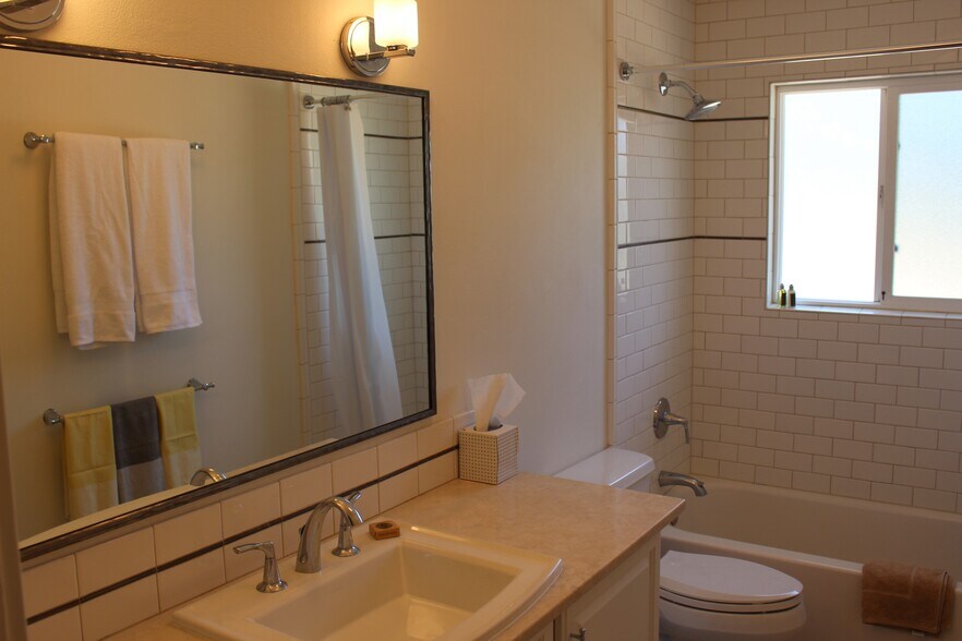2nd bathroom - 1077 Valley View St