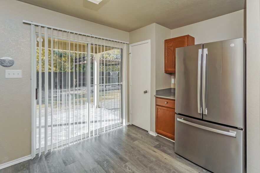 Building Photo - 9331 Maple Silver