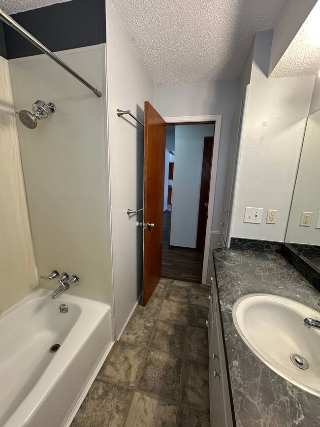 Building Photo - 3 Bed, 1.5 Bath, 1 Car garage